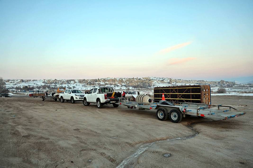 Beyaza bürünen Kapadokya büyüledi! Şehrin ışıkları geceyi aydınlattı 24